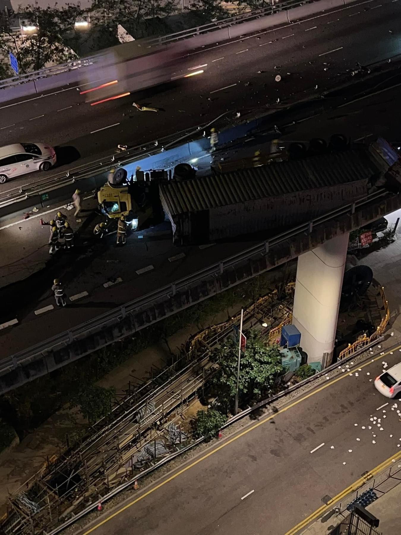 車Cam直擊|荃灣路貨櫃車撞壆翻側 司機飛墮20米橋底亡(有片)