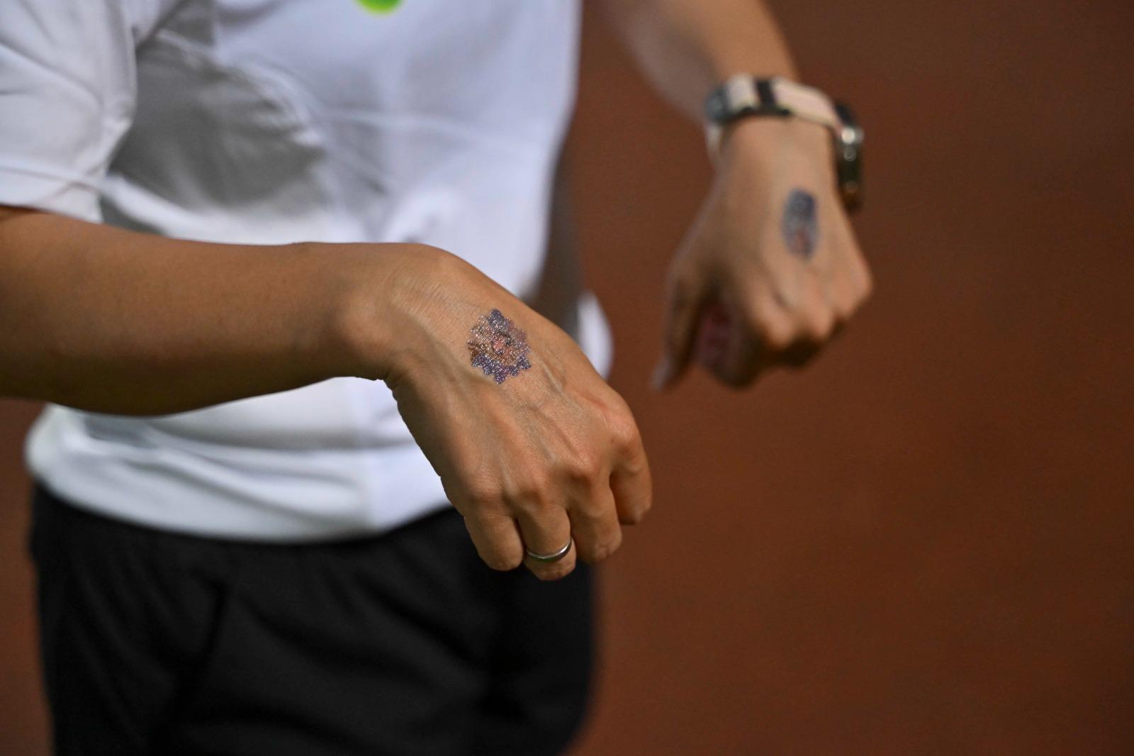 趙詠賢女兒迷上《冰雪奇緣》的Elsa,更在趙詠賢手上留下「愛的印記」。