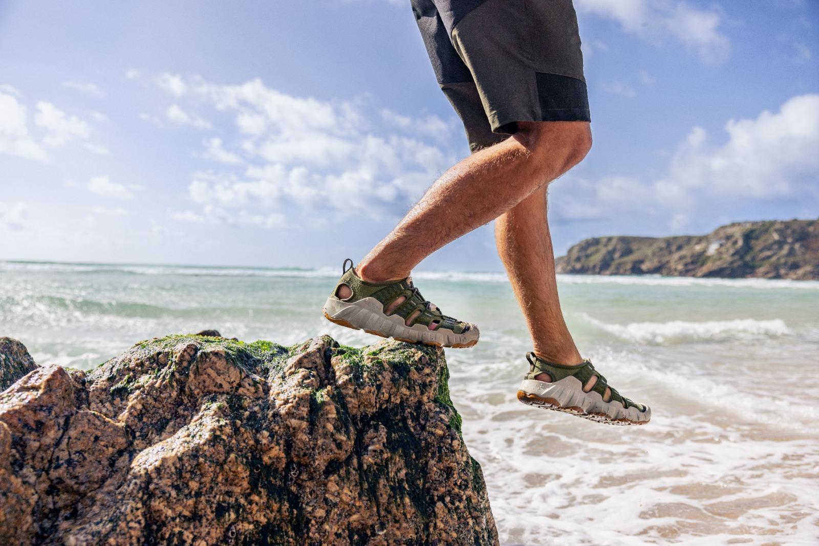 今季HYPERPORT H2延續簡約山系美學,配色上,兩款男裝分別以橄欖綠色及藍色配灰色迷彩