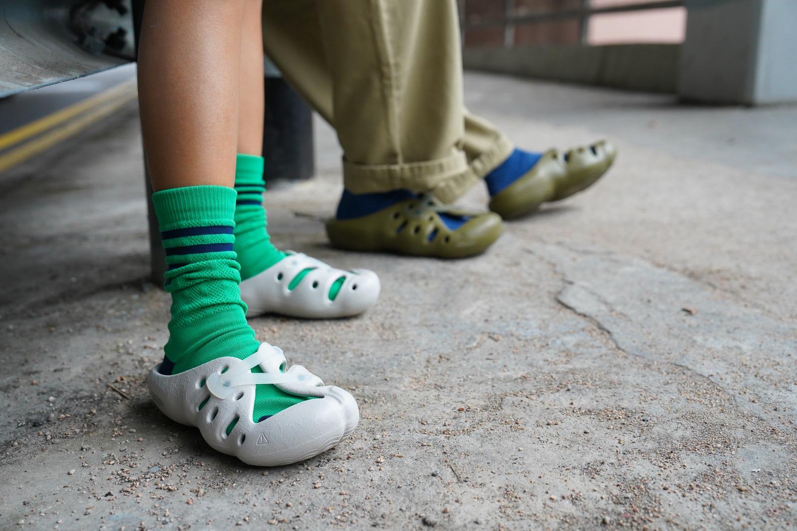 全新男、女裝YOGEEZ帶紋理的鞋床可以輕輕按摩疲憊的雙腳,配合穩定且舒適的無痕橡膠外底