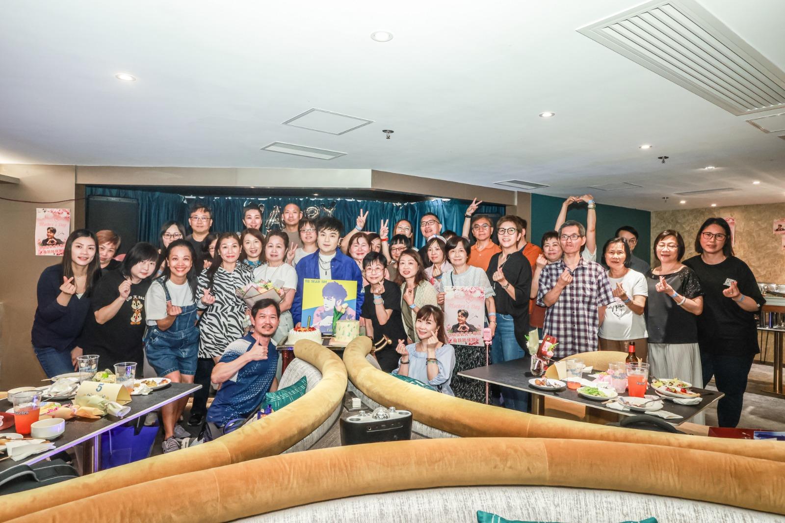 沈宗賢在母親節前舉行了一個與歌迷的小聚會。