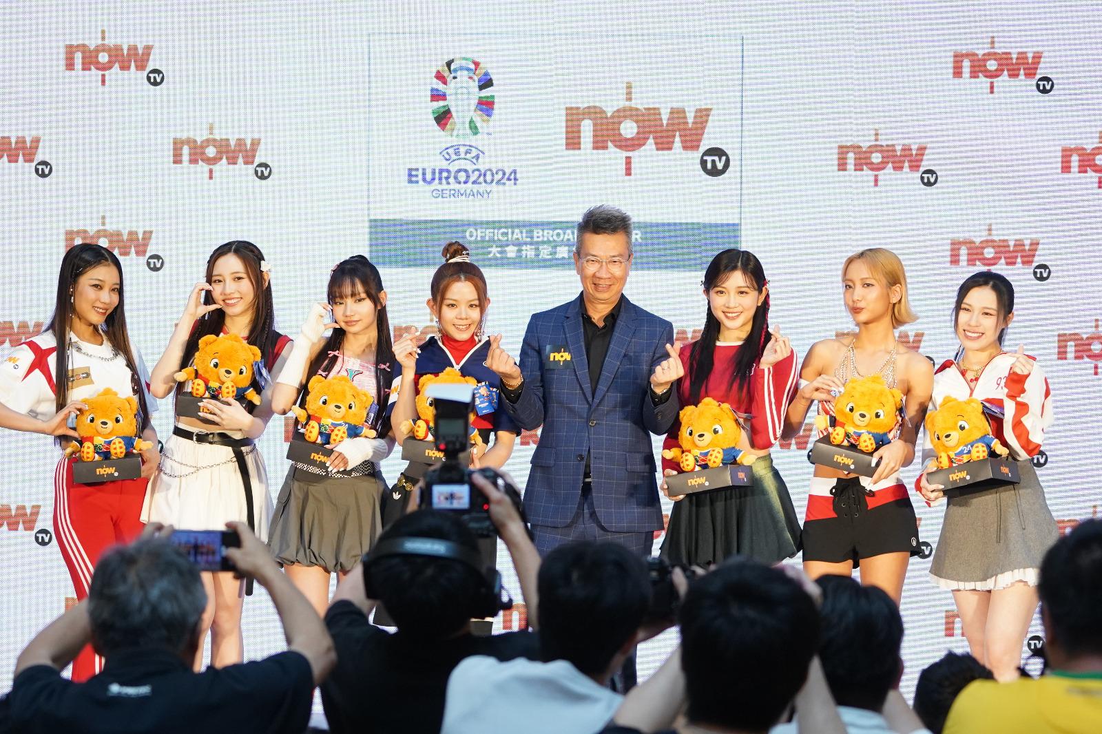 歐洲國家盃記者會,COLLAR把VAR、領紅牌融入舞蹈中。(董立華攝)