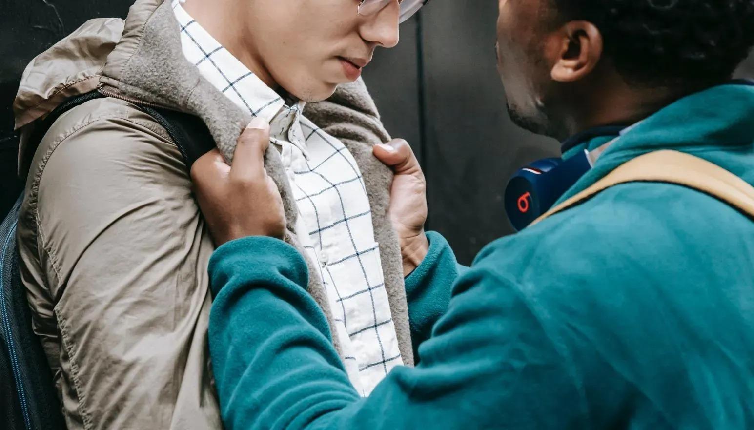 丈夫不忿戴綠帽夫捉孕妻與對方對質 打不過竟「咬掉對方右耳」