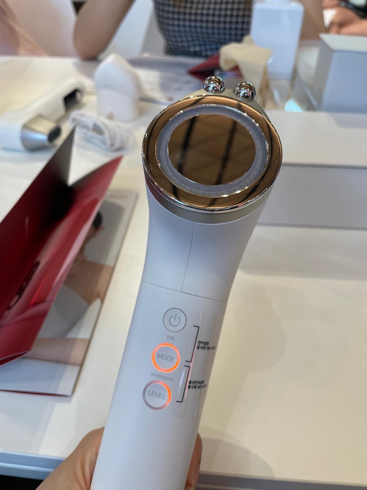 密集護理頭頂部的「眼部護理頭」,溫和呵護眼周和法令紋敏感肌膚。