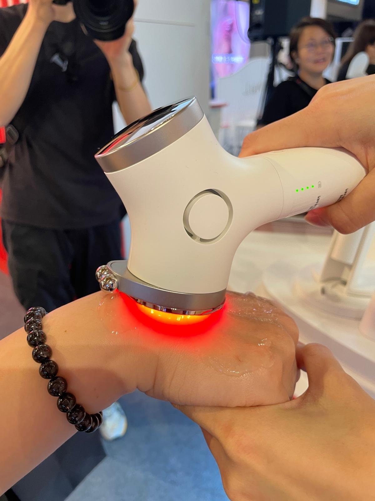 Intensive Multicare 5合1射頻嫩膚儀是一款全方位臉部護理的美容儀。