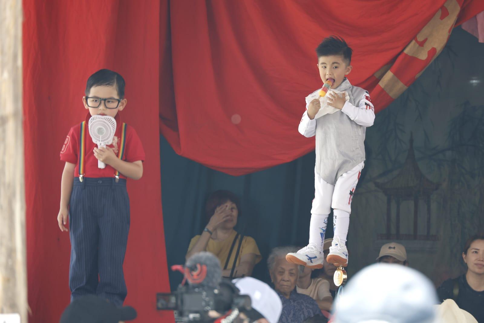 長洲太平清醮有小演員扮演鄧炳強。鄧炳強在社交專頁表示,小朋友非常精靈可愛。