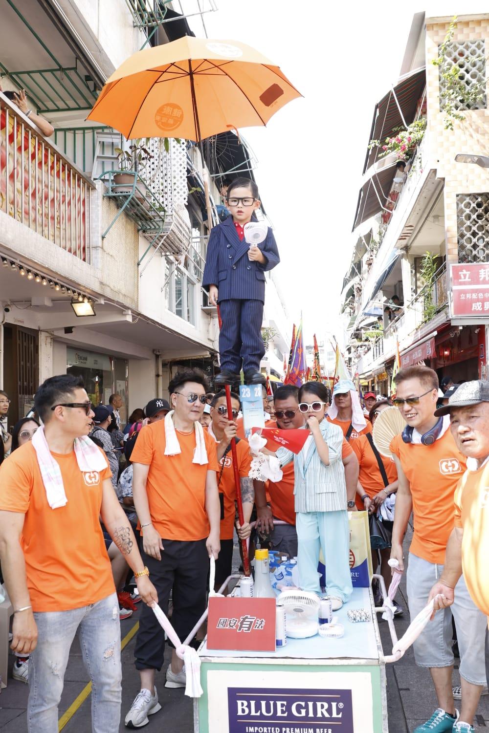 長洲太平清醮有小演員扮演鄧炳強。鄧炳強在社交專頁表示,小朋友非常精靈可愛。