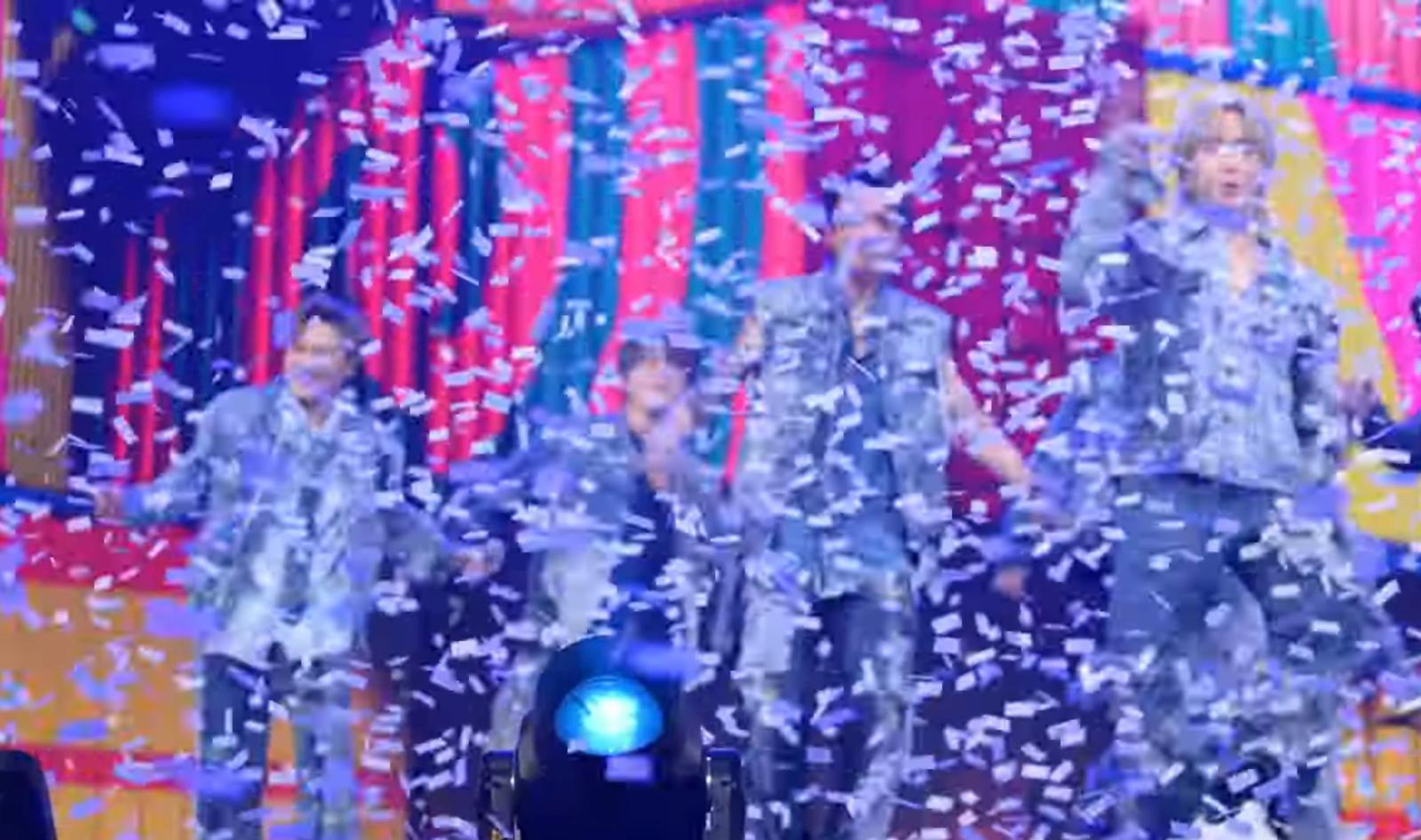 MIRROR唱《Catch A Vibe》時,海量紙碎散落台上,幾乎將鏡仔「淹沒」。