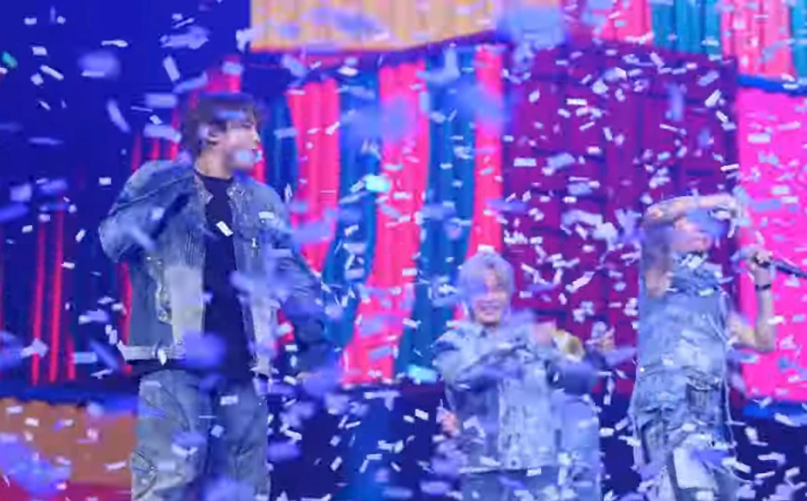 MIRROR唱《Catch A Vibe》時,海量紙碎散落台上,幾乎將鏡仔「淹沒」。