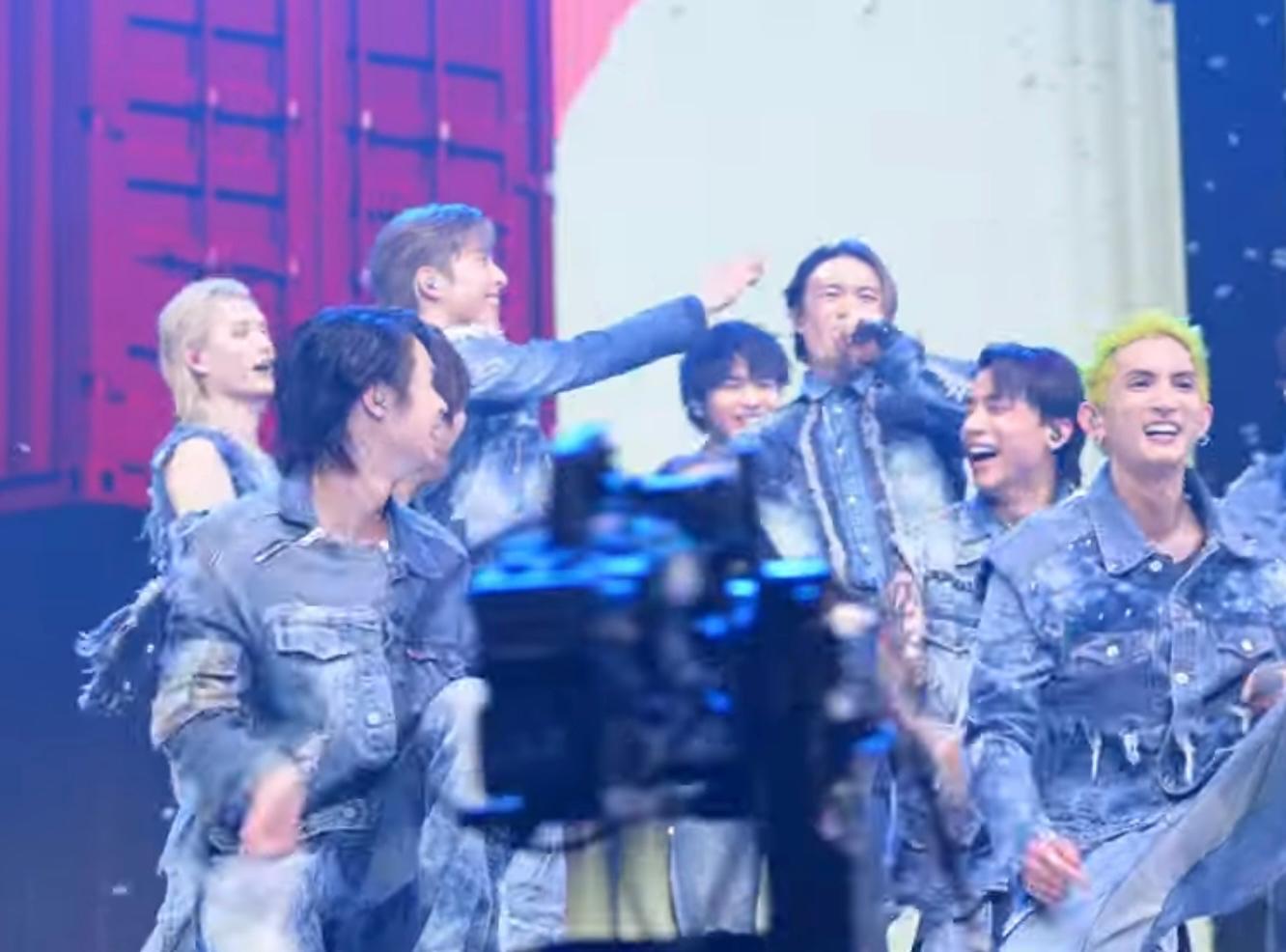 Jer唱《Catch A Vibe》的額頭黐著紙碎。