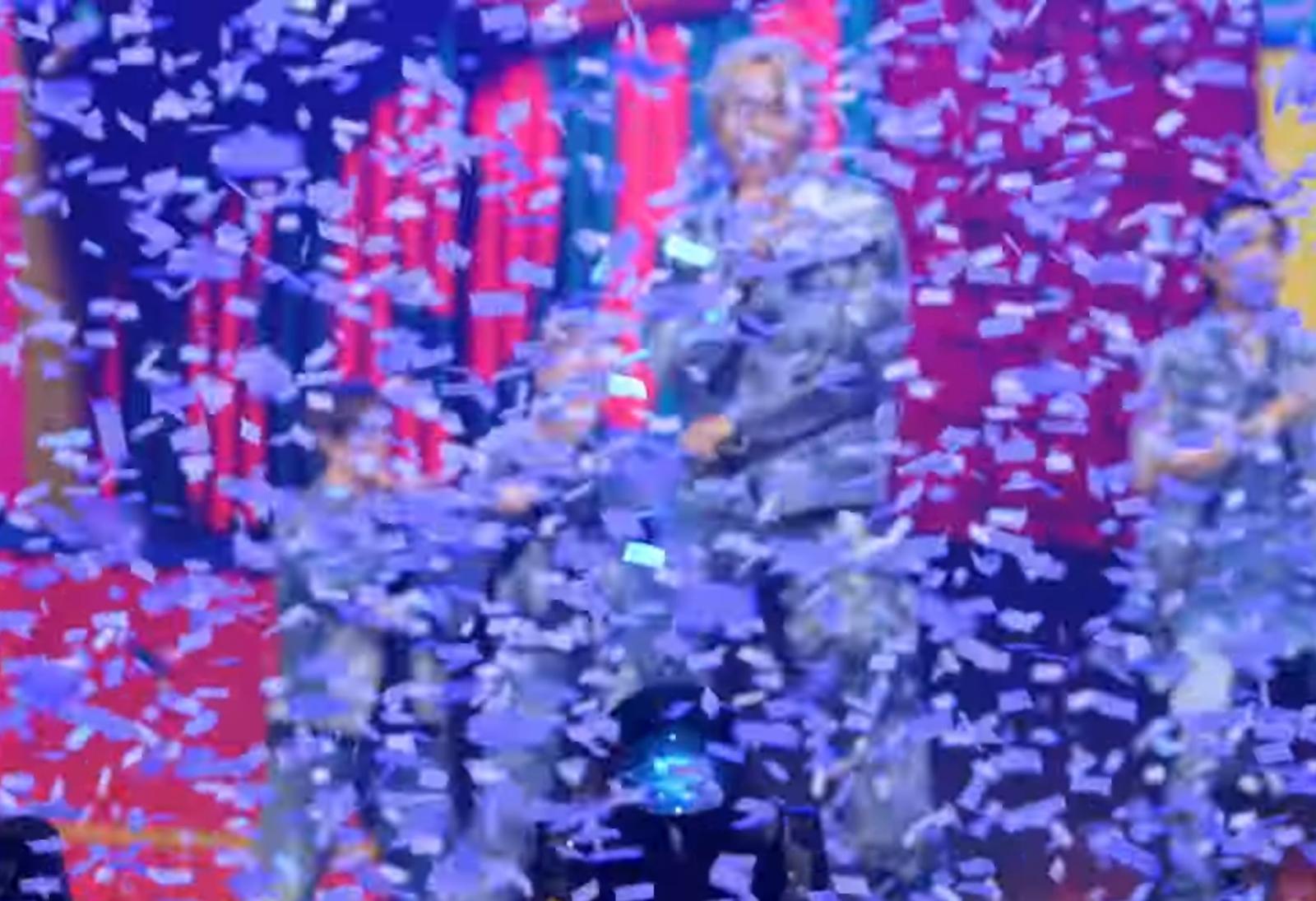 MIRROR唱《Catch A Vibe》時,海量紙碎散落台上,幾乎將鏡仔「淹沒」。