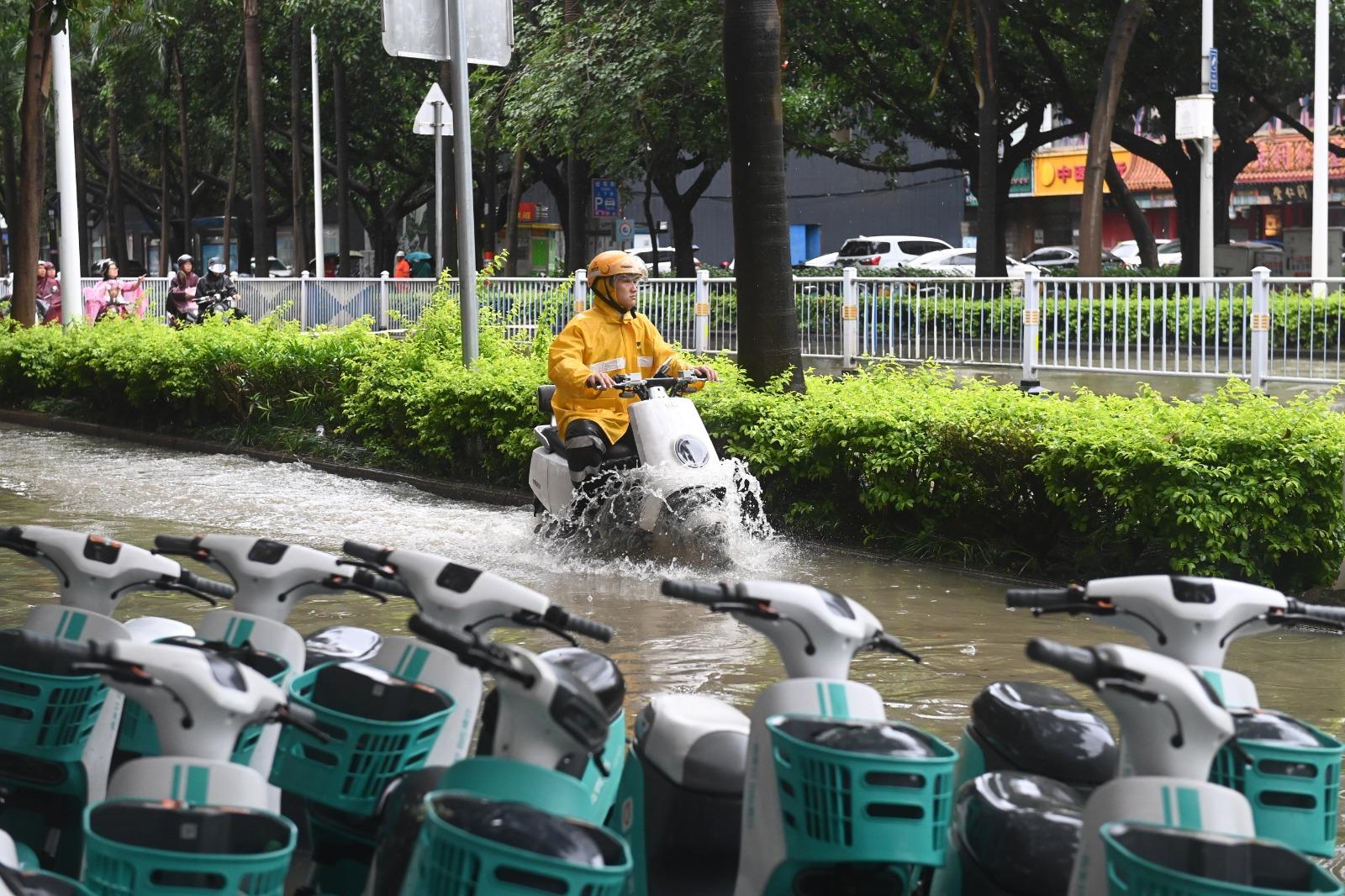 廣西暴雨引致水浸,欽州市龍門港鎮降雨量破歷史記錄。(新華社)