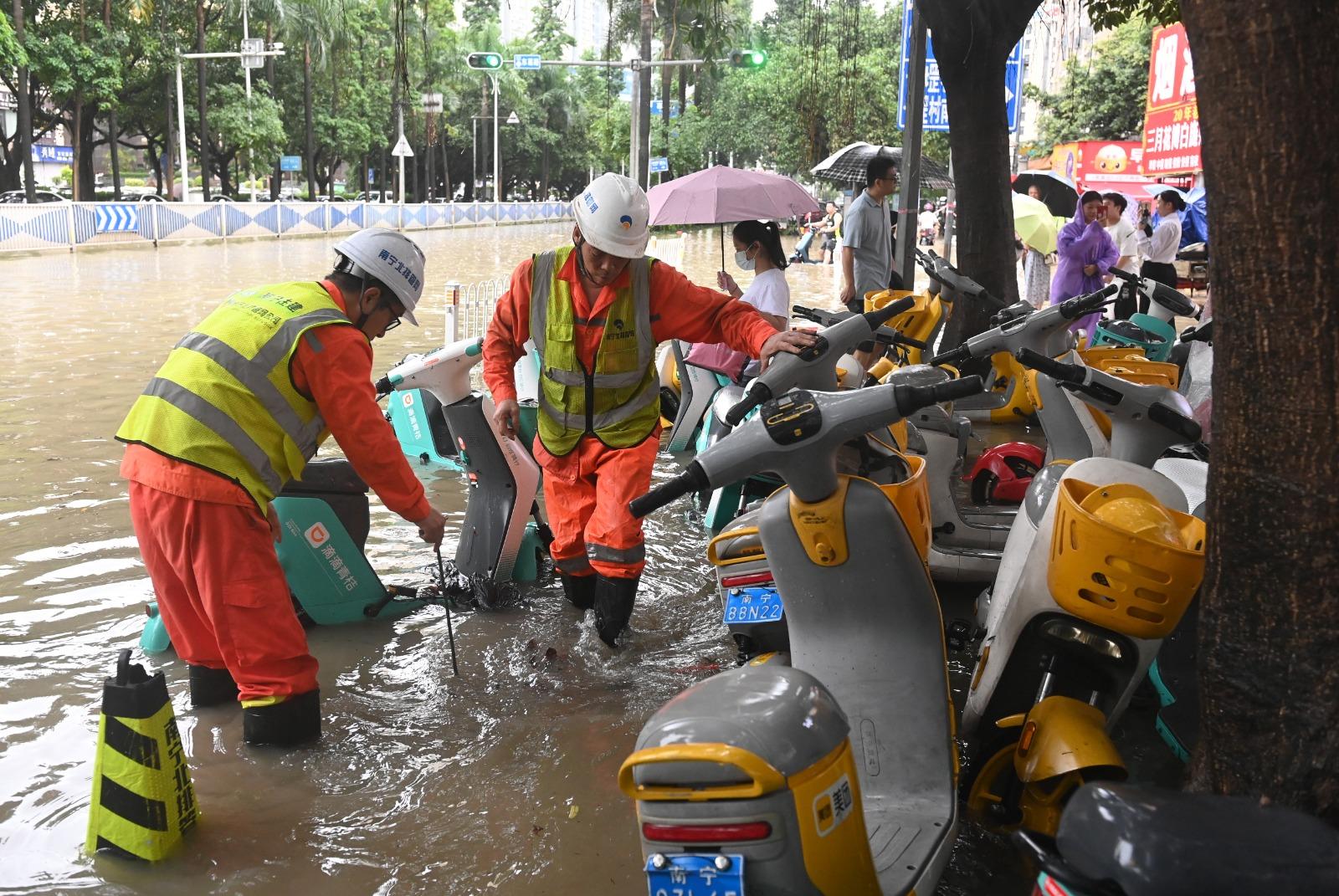 廣西暴雨引致水浸,欽州市龍門港鎮降雨量破歷史記錄。(新華社)