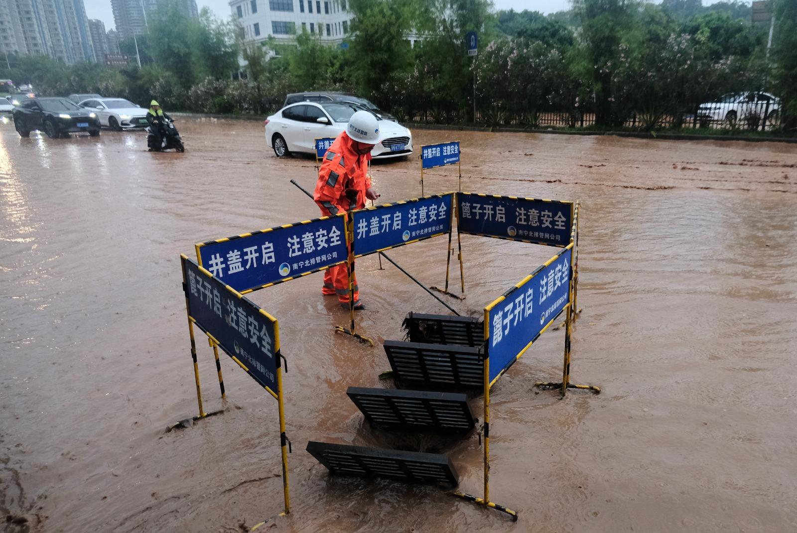 廣西暴雨引致水浸,部分路段水深超過1米。(新華社)