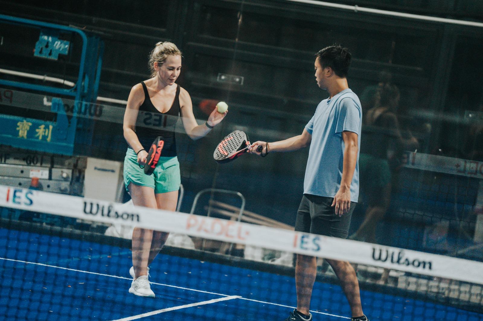 板式網球⼀般以雙打為主,其計分制度與網球相近,採⽤三盤兩勝制。