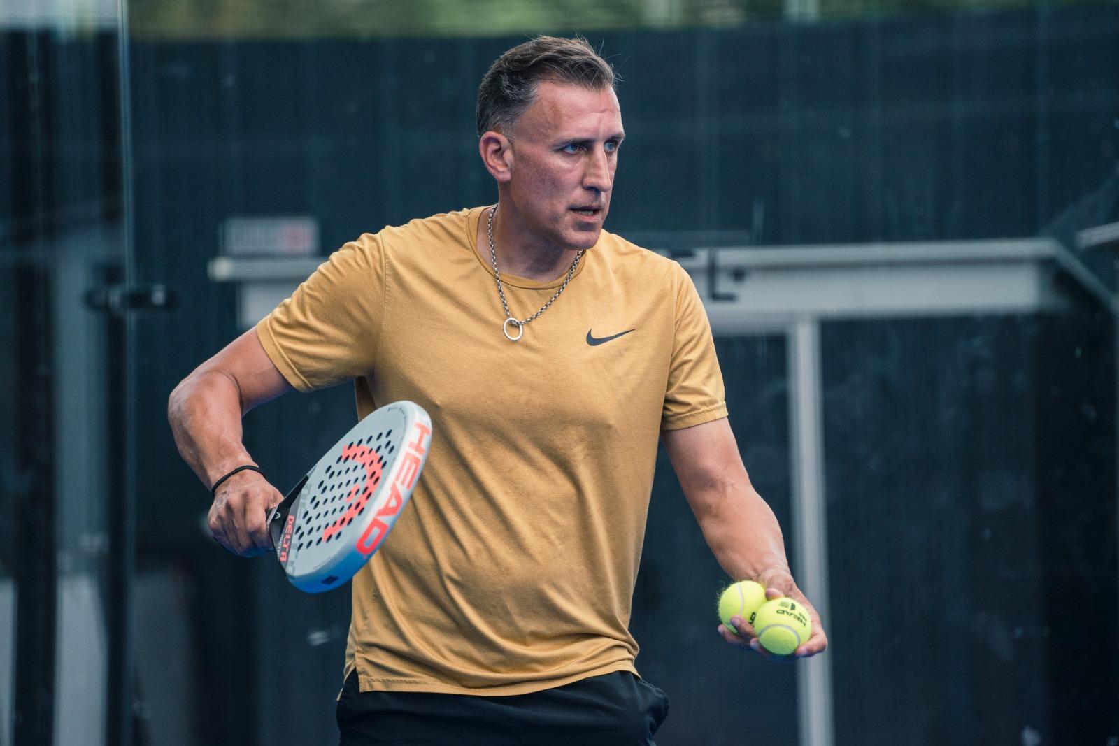 香港板式網球公開賽2024精彩連場,前香港⾜球先⽣⾼尼路(Cristiano Cordeiro)亦有參與。