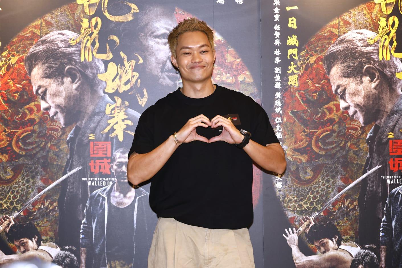胡子彤出席《九龍城寨之圍城》「520特別謝票場」向觀眾派心。(林俊源攝)