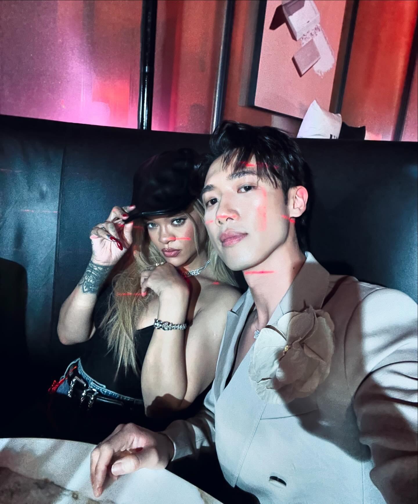 Stanley@MIRROR與世界級歌后Rihanna自拍。