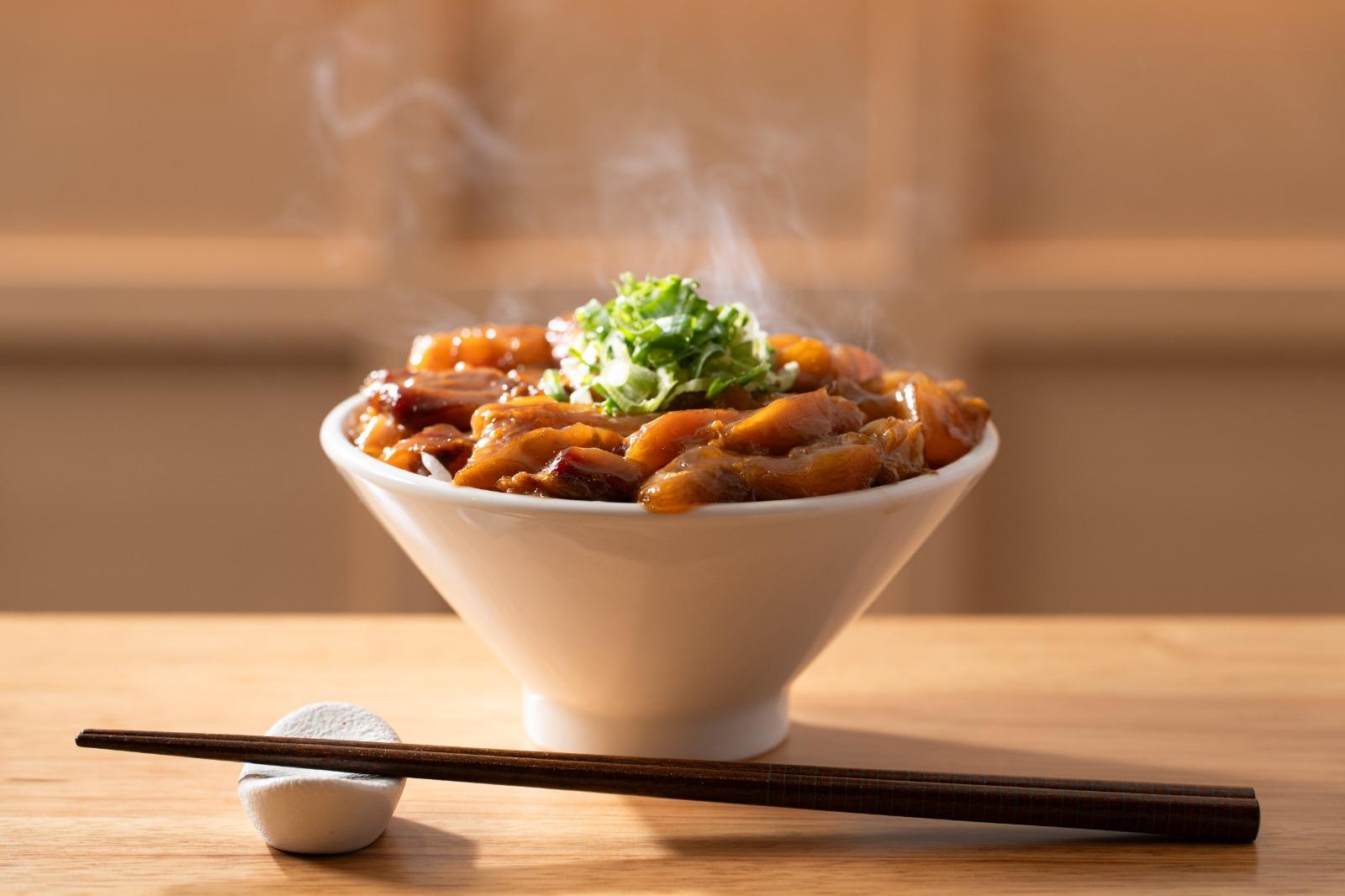 秘制醬汁慢煮牛筋丼