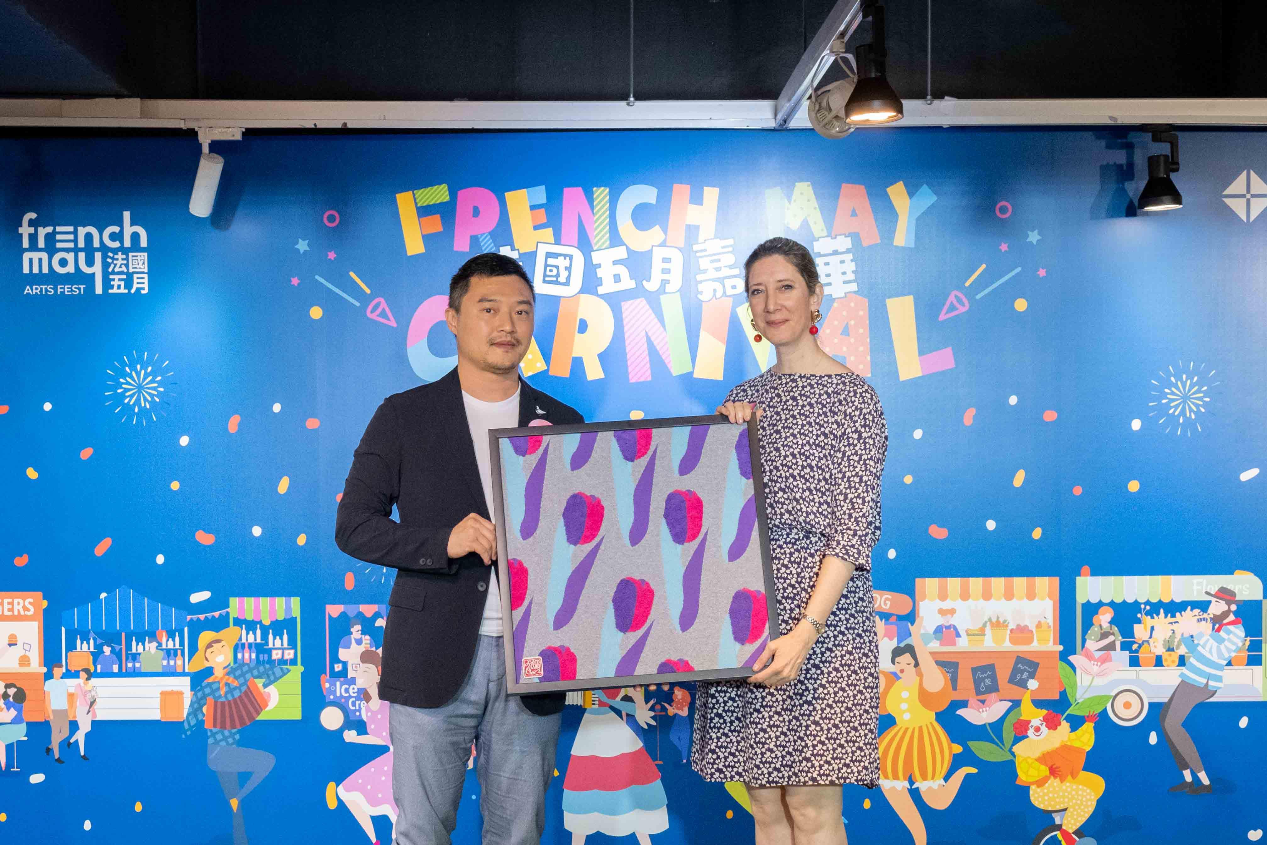 羅氏集團副主席兼行政總裁羅正杰(左)向法國駐香港及澳門總領事Christile Drulhe送贈針織掛畫。