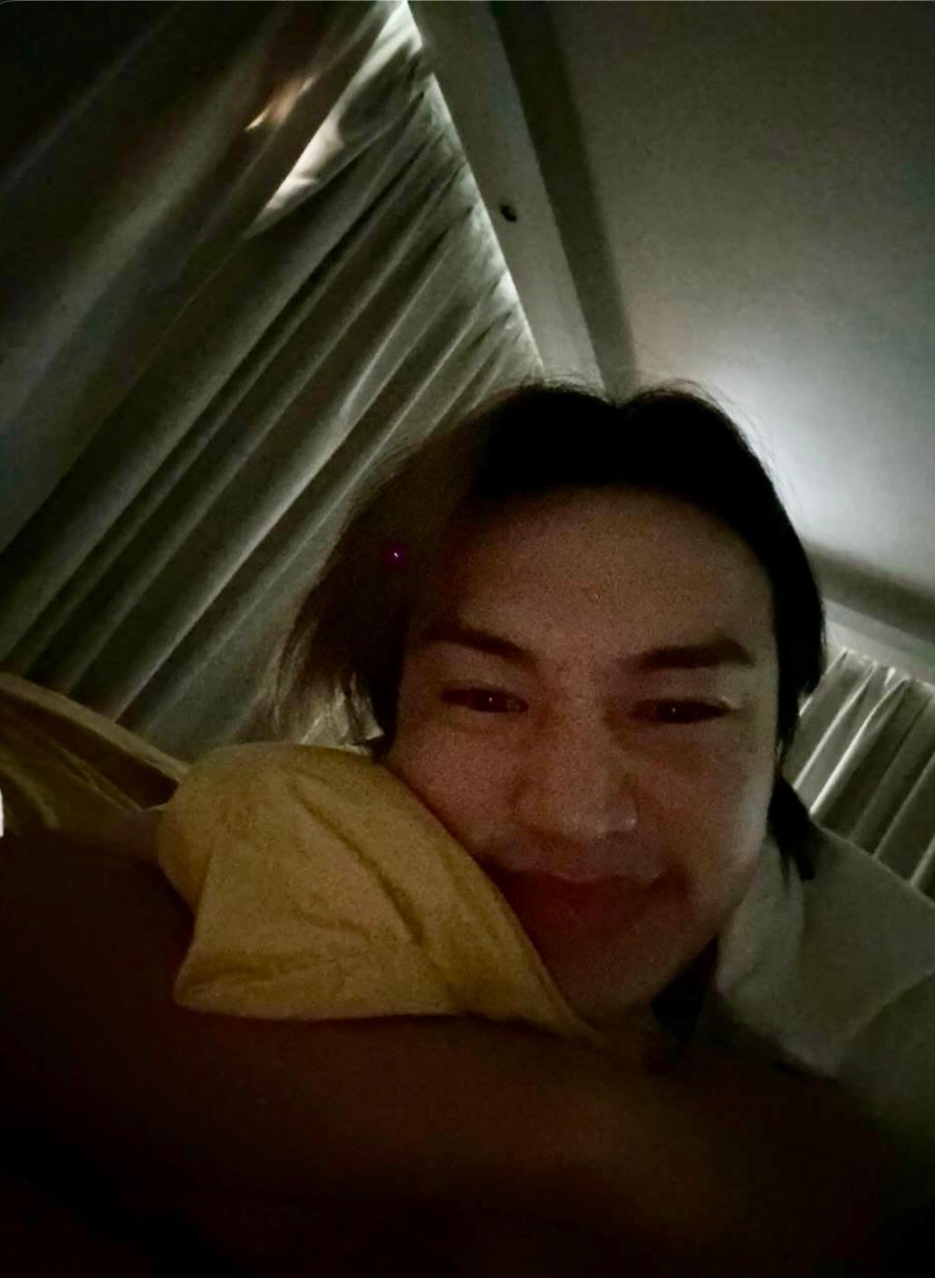 Jer柳應廷「上水」與fans聽新歌首播,即興哼唱並贈送「床照」。