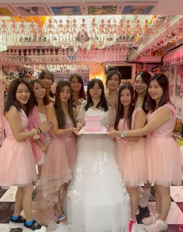 薛影儀披婚紗搞模擬婚禮慶生。