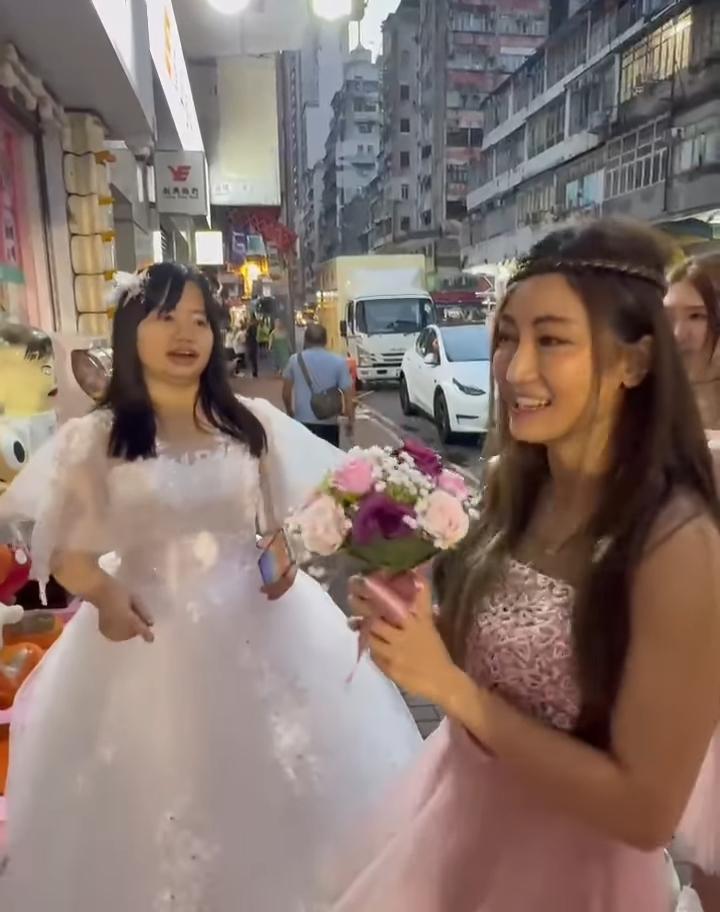 黃榕接到花球後表現興奮。