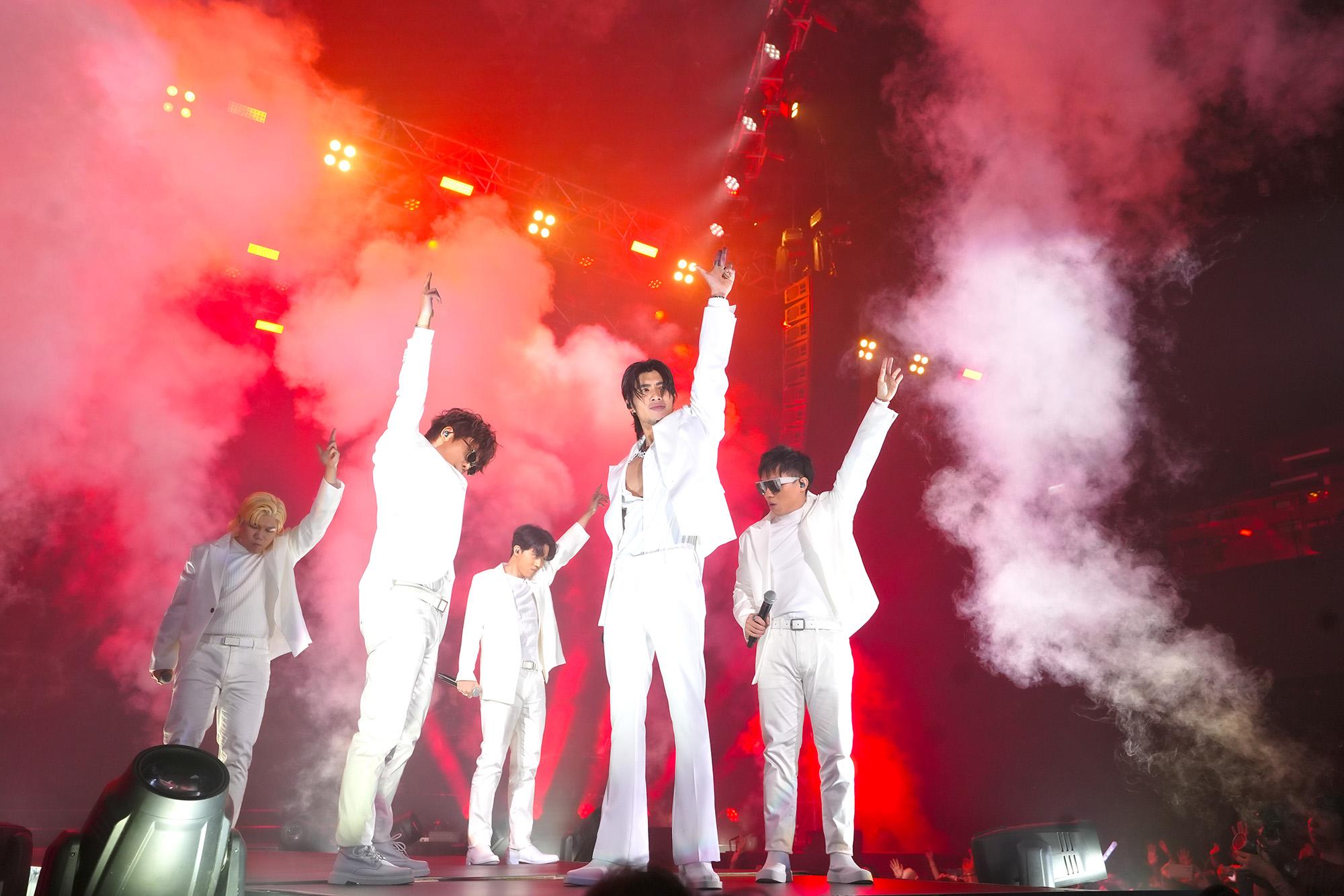 YT 與網絡天團JFFT合唱。