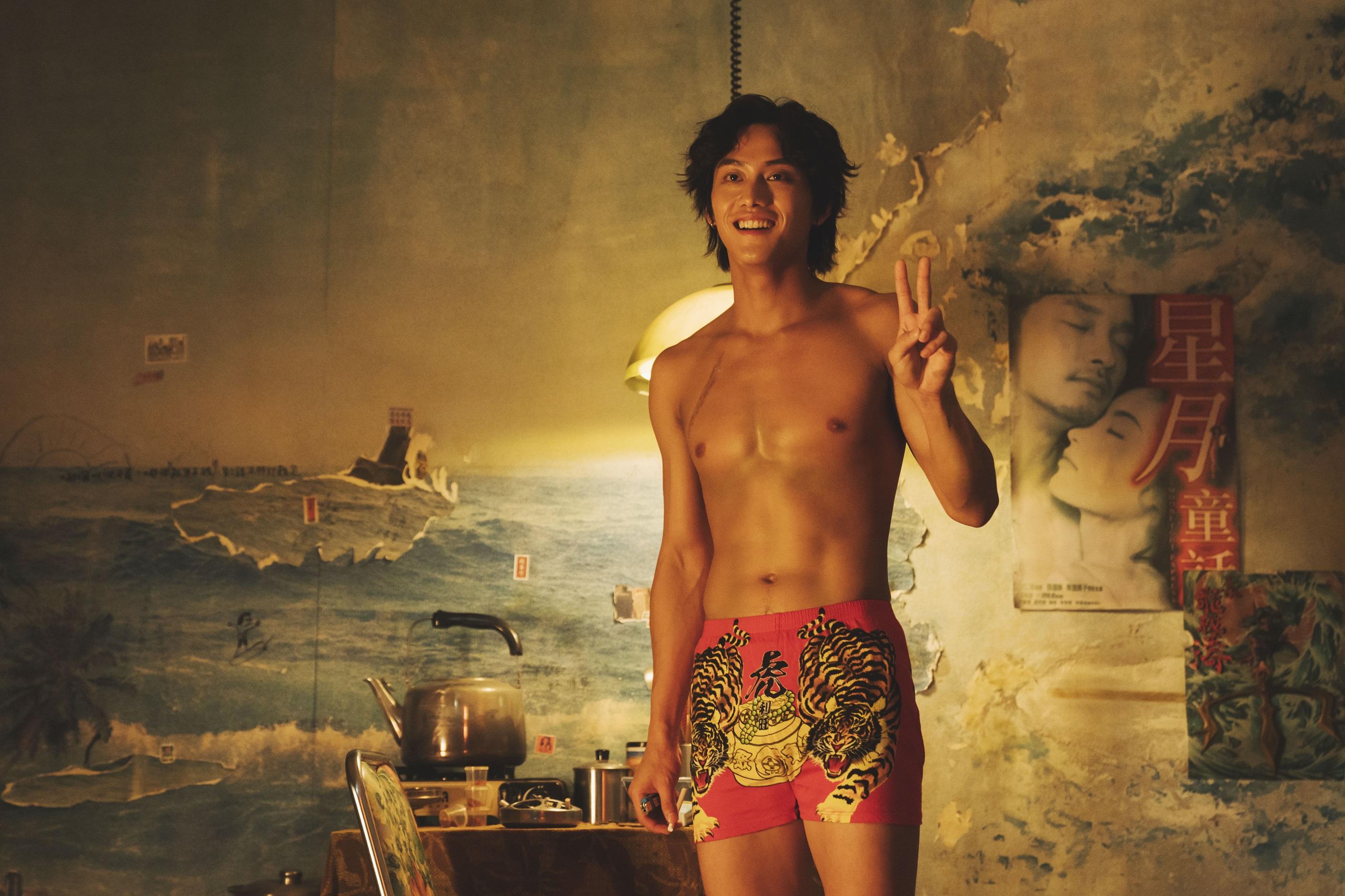 范少勳首日拍《我在這裡等你》即僅穿內褲,半裸上身。