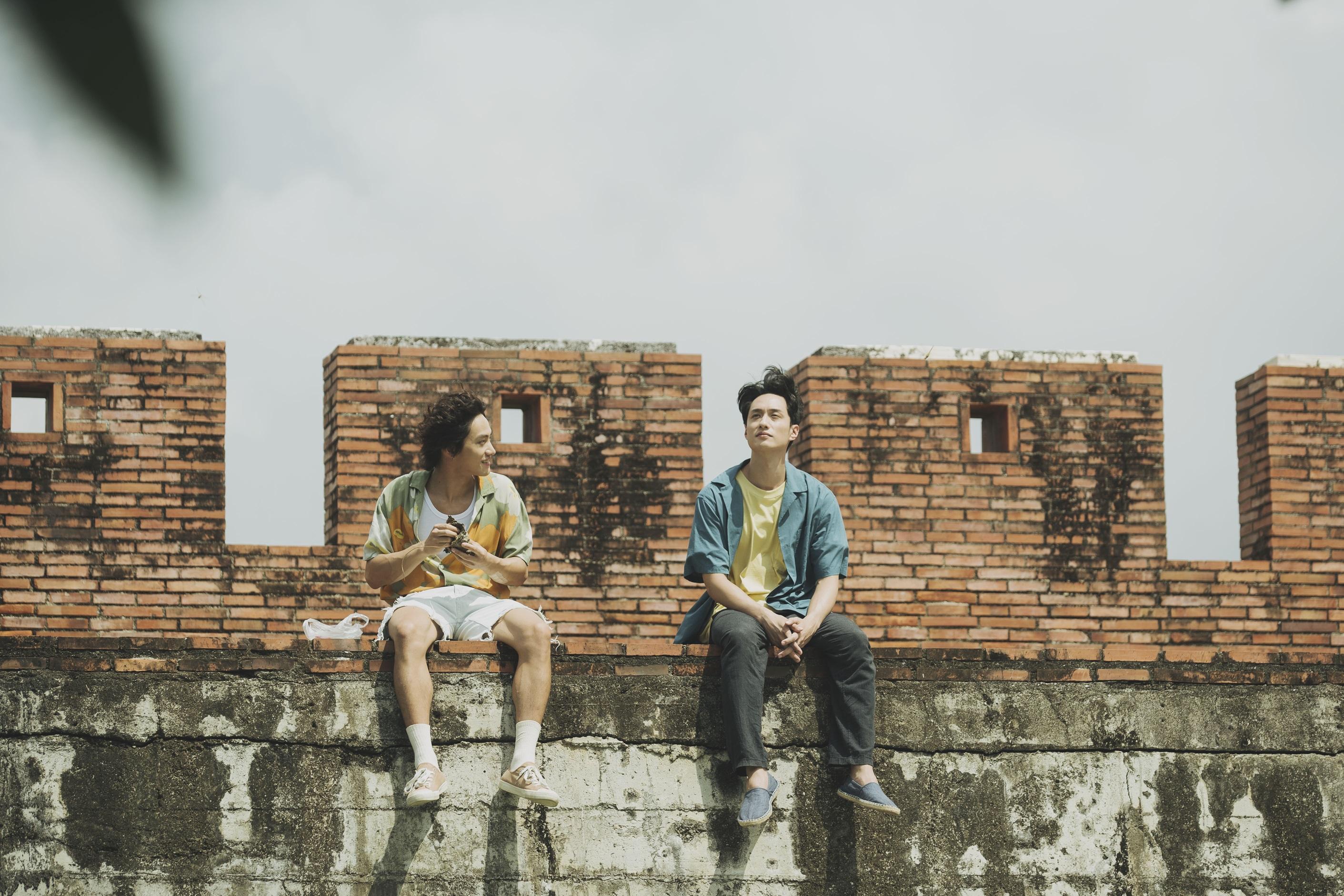 《我在這裡等你》講述劉俊謙演失意的香港作家天宇,偶遇范少勳演的台北街頭混混阿翔。