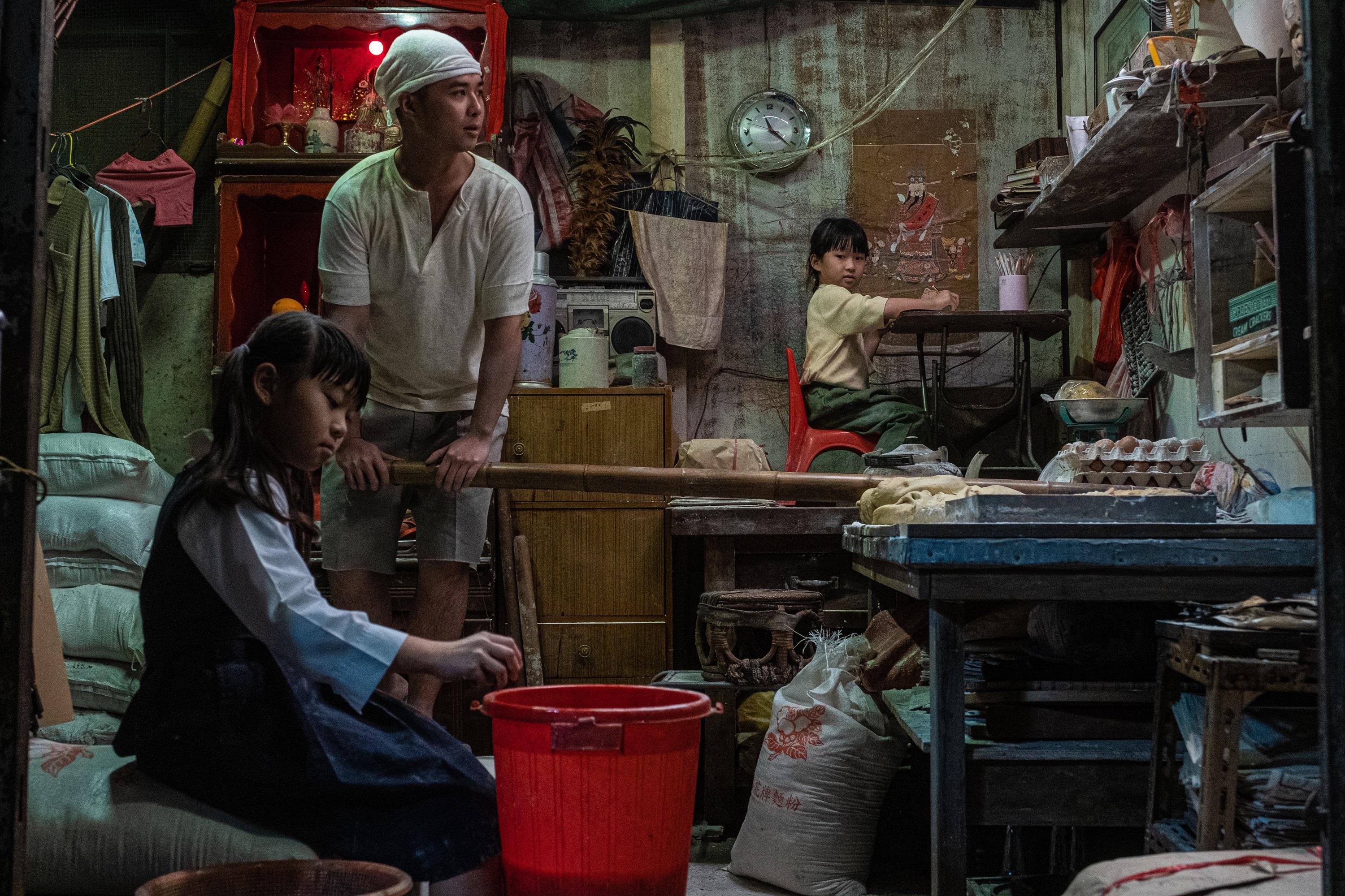 電影《九龍城寨之圍城》斥資5.000萬搭景廠景,務求盡量還原八十、九十年代的城寨面貌。