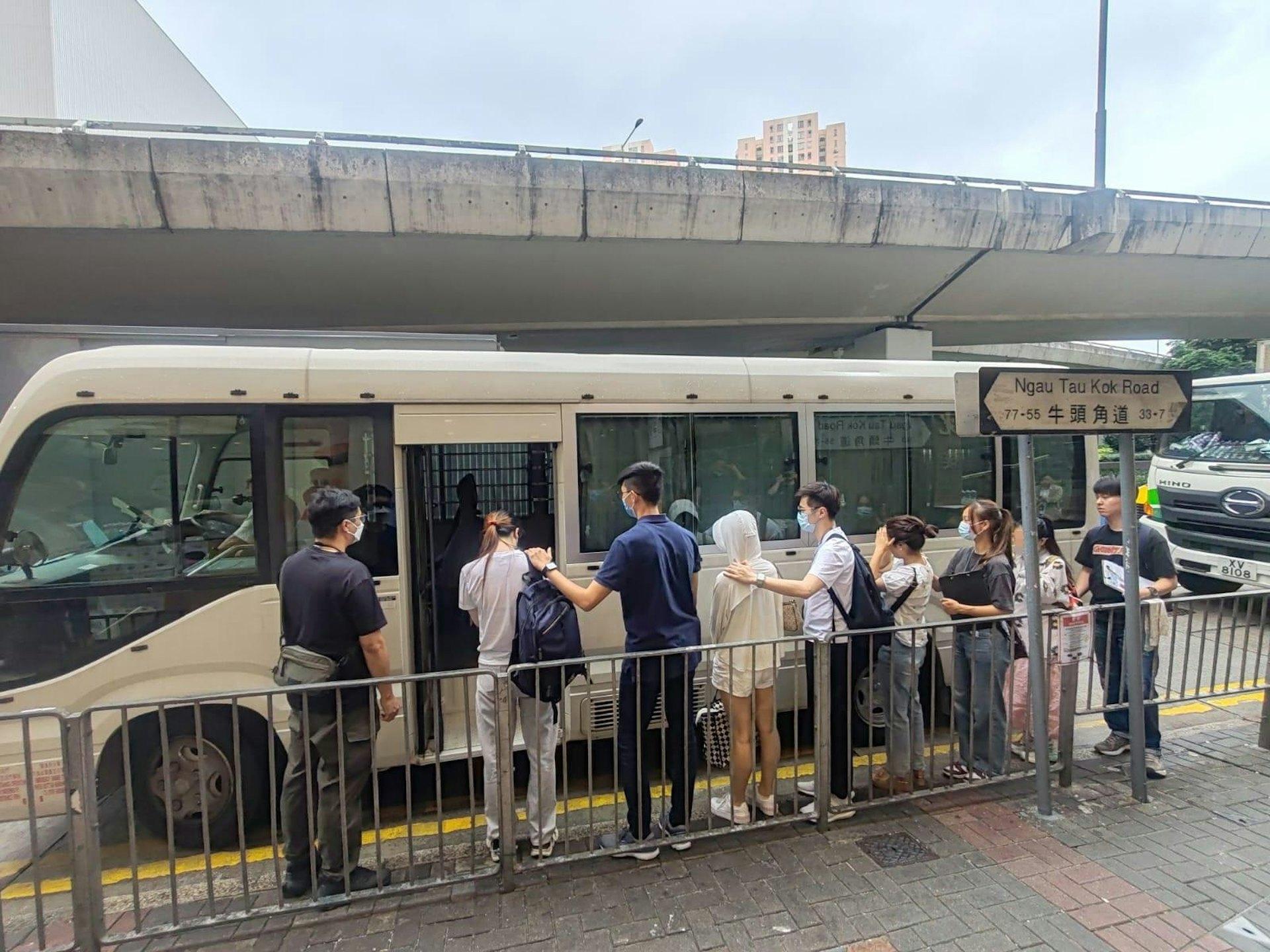 秀茂坪警區特別職務隊及雜項調查隊聯同相關部門,今日(30日)在區內展開代號「映月(MOONIMAGE)」 及「夜旗(NIGHTFLAG)」行動,打擊非法賣淫。