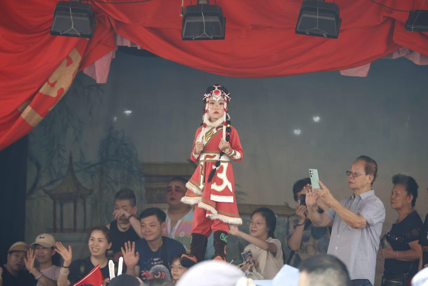 飄色會景巡遊正式開始。(林俊源攝)