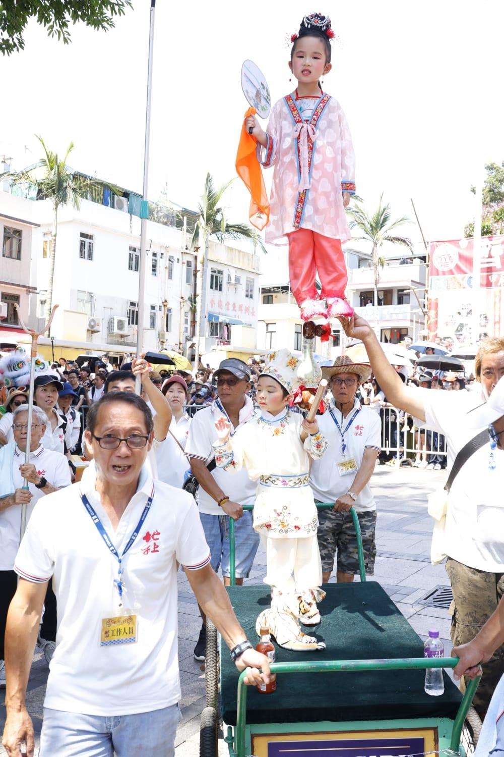 飄色會景巡遊正式開始。(林俊源攝)