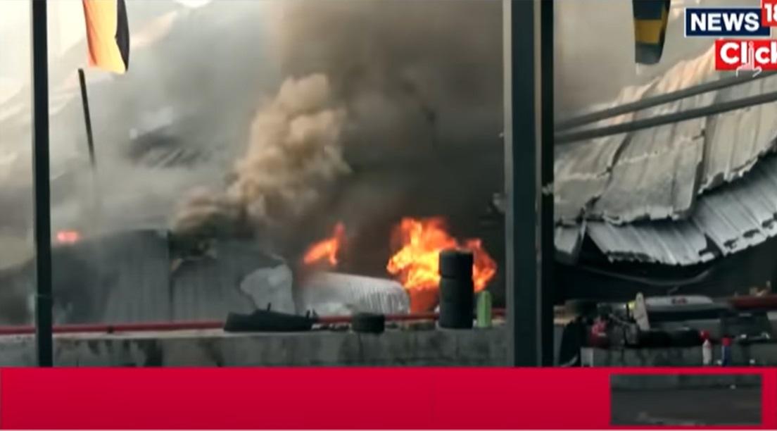 由鐵皮搭建而成的兒童遊樂場起火。(互聯網)