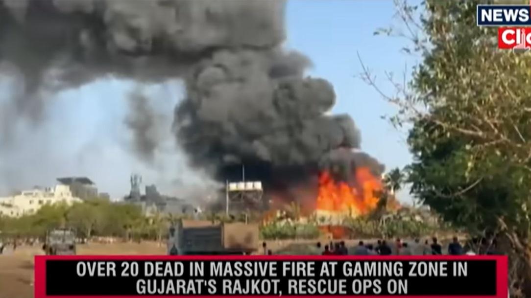 由鐵皮搭建而成的兒童遊樂場大火,火勢猛烈,冒出大量濃煙。(互聯網)