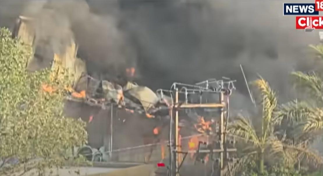 由鐵皮搭建而成的兒童遊樂場大火,火勢猛烈,冒出大量濃煙。(互聯網)