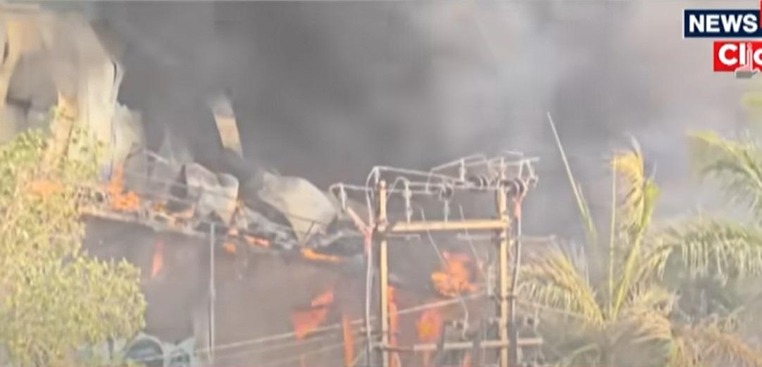 由鐵皮搭建而成的兒童遊樂場大火,火勢猛烈,冒出大量濃煙。(互聯網)