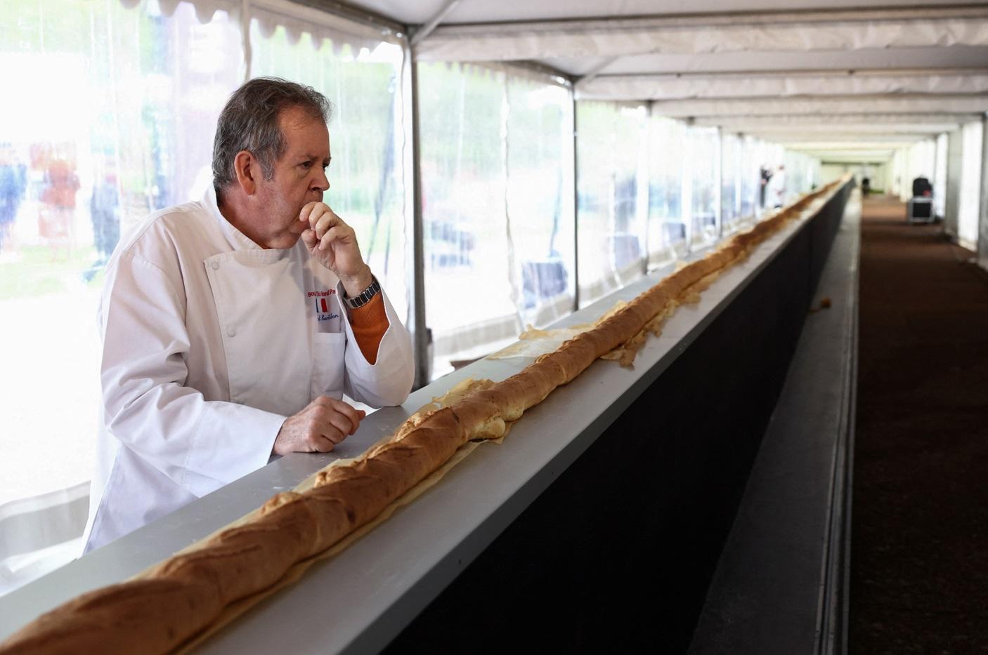 領導團隊的麵包師傅緊張等候認證結果。(路透社)