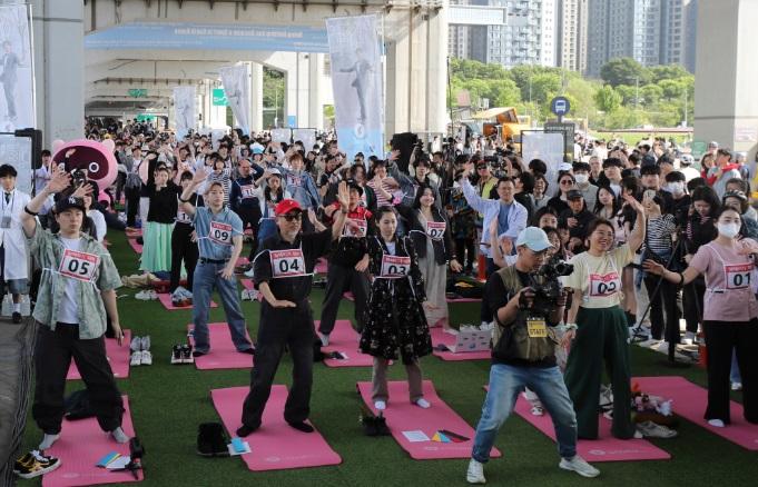 南韓一年一度的發呆大賽在首爾盤浦漢江公園潛水橋邊舉行。(新華社)