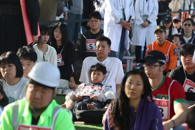 南韓發呆大賽在首爾盤浦漢江公園潛水橋邊舉行,參賽者鬥發呆。(新華社)