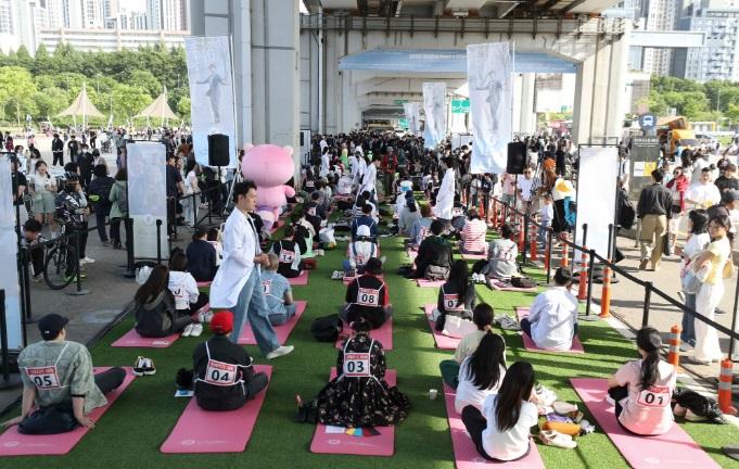 南韓發呆大賽在首爾盤浦漢江公園潛水橋邊舉行,參賽者鬥發呆。(新華社)