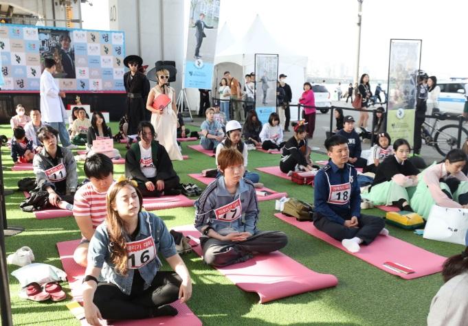 南韓一年一度的發呆大賽在首爾盤浦漢江公園潛水橋邊舉行。(新華社)