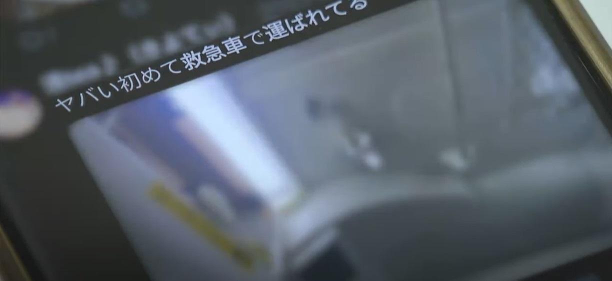 網民在社交網留言「第一次被救護車載」,並分享車上的照片。(互聯網)