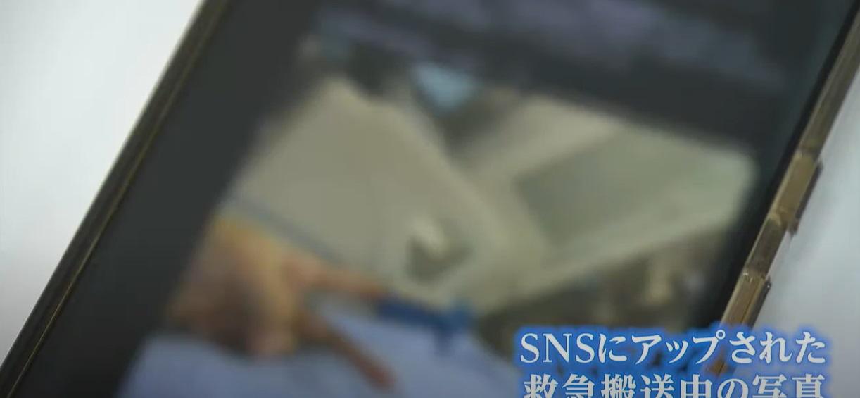 網民在救護車上比V打卡。(互聯網)