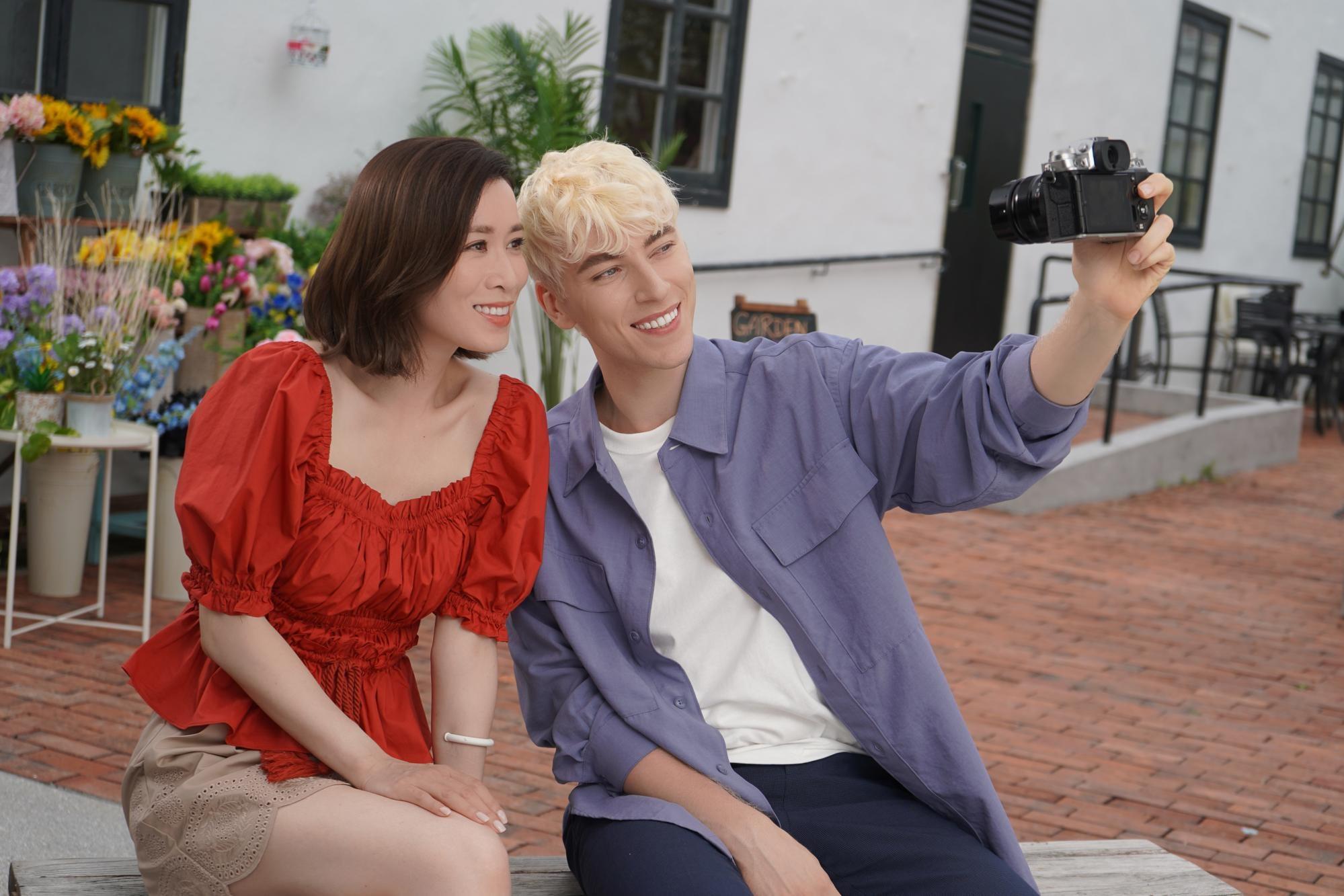 Ansheles深受廣告商歡迎,更與佘詩曼合作拍廣告。