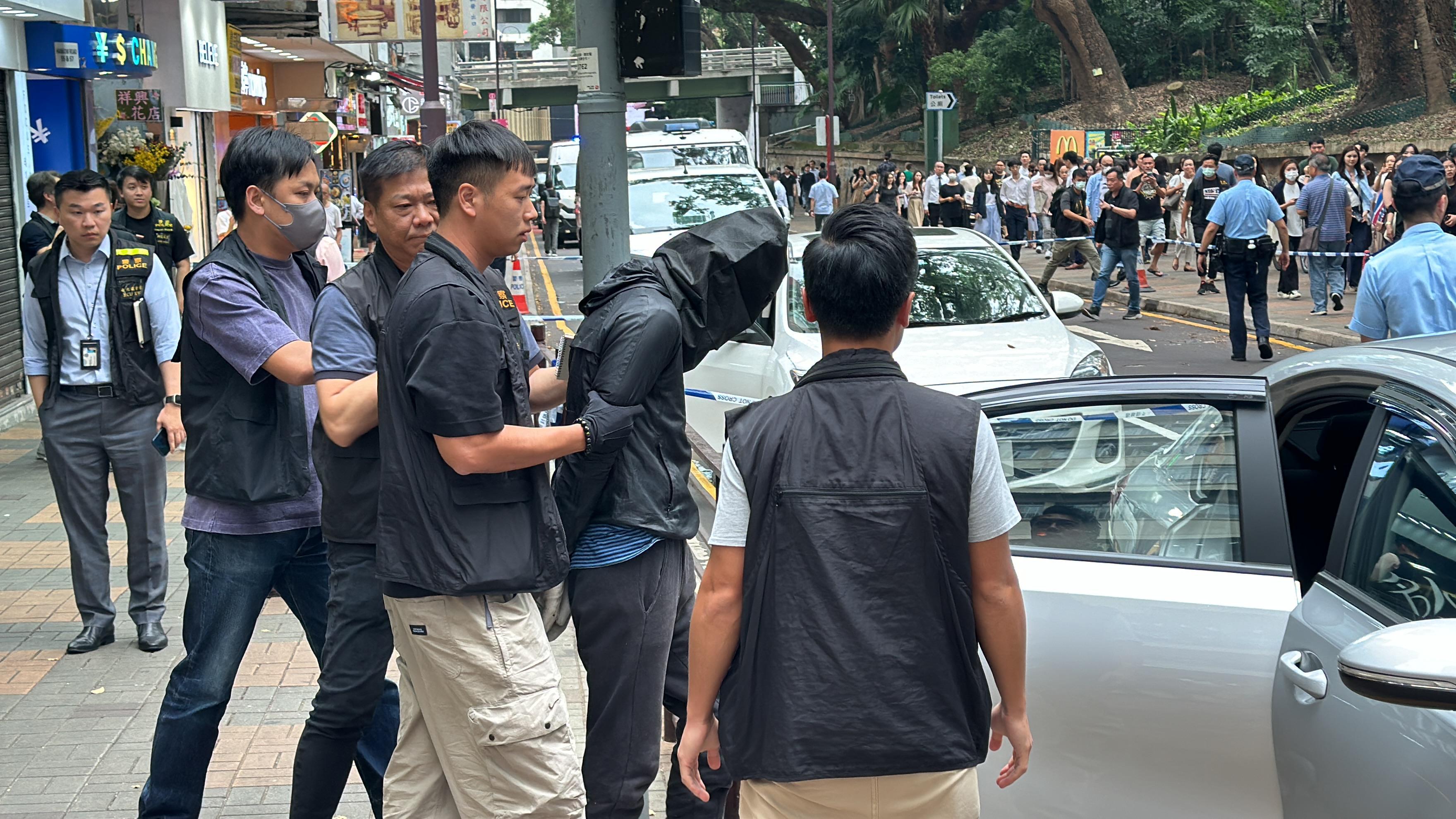 警方當場拘捕5名劫匪。