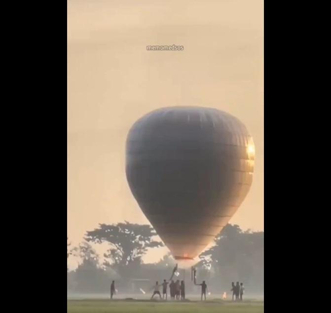 村民在熱氣球下準備點炮仗。(互聯網)