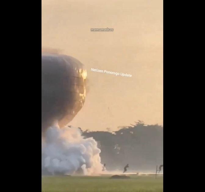 突然猛烈爆炸,村民快步走開。(互聯網)