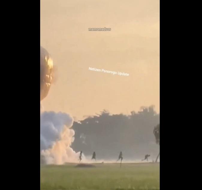 突然猛烈爆炸,村民走開。(互聯網)